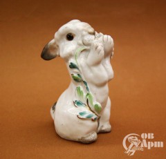 Скульптура "Заяц с цветком"